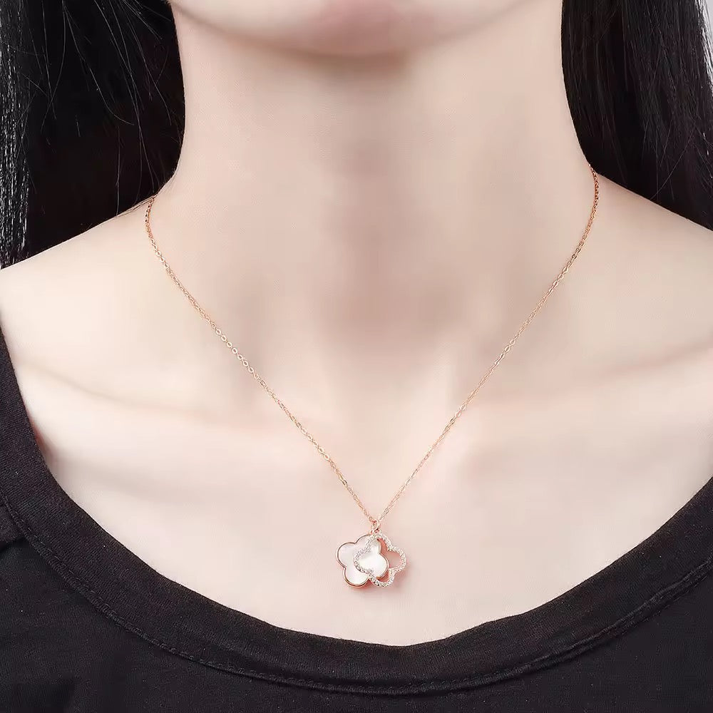 Elegant Clover Pendant Necklace in Rose Gold
