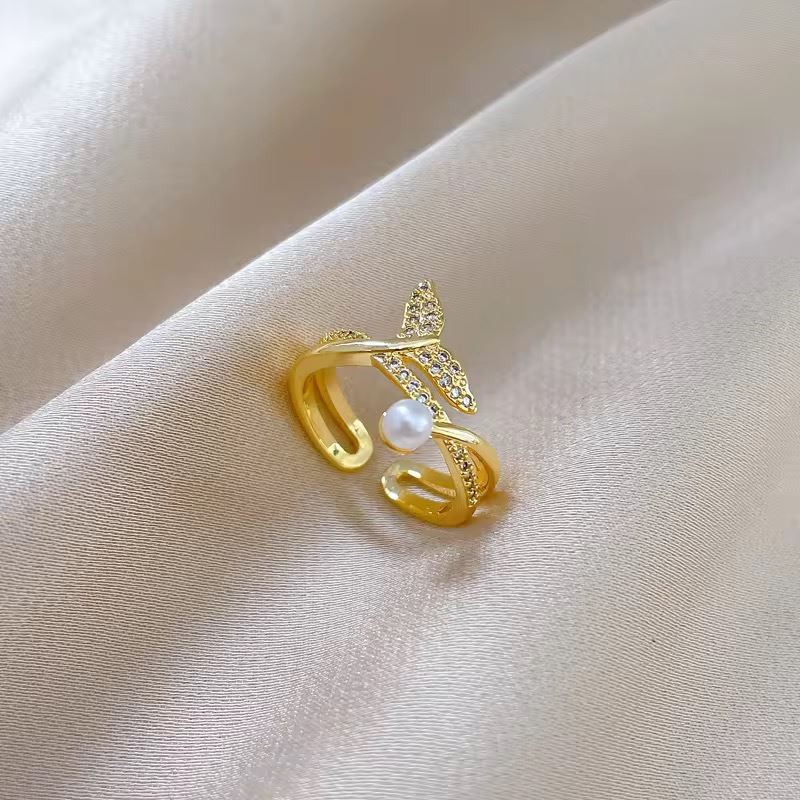 Exquisite Gold Leaf Pearl Ring
