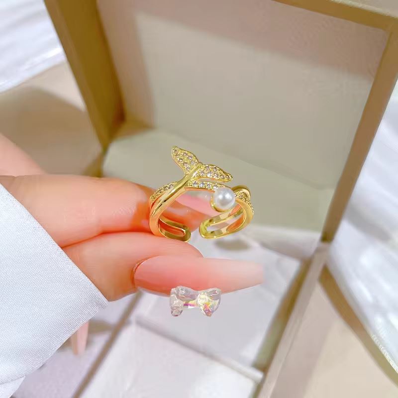 Exquisite Gold Leaf Pearl Ring