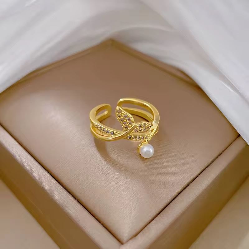 Exquisite Gold Leaf Pearl Ring